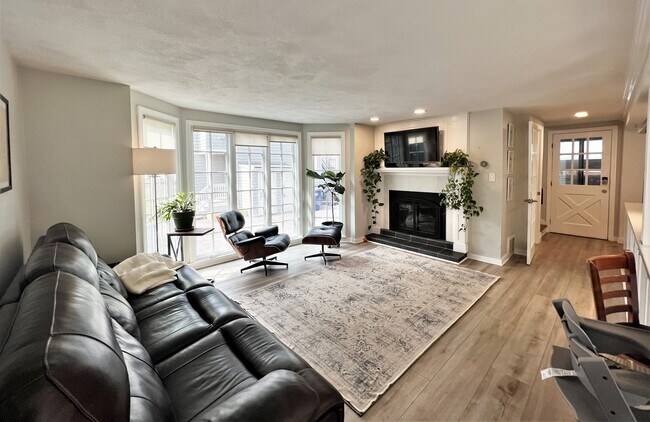 Building Photo - 4 Day St