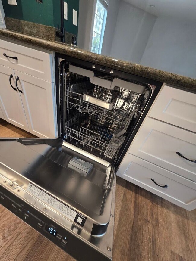 Building Photo - RENOVATED 2BD/1.5 BATH WITH PARKING, LAUNDRY, AND FULL H-VAC
