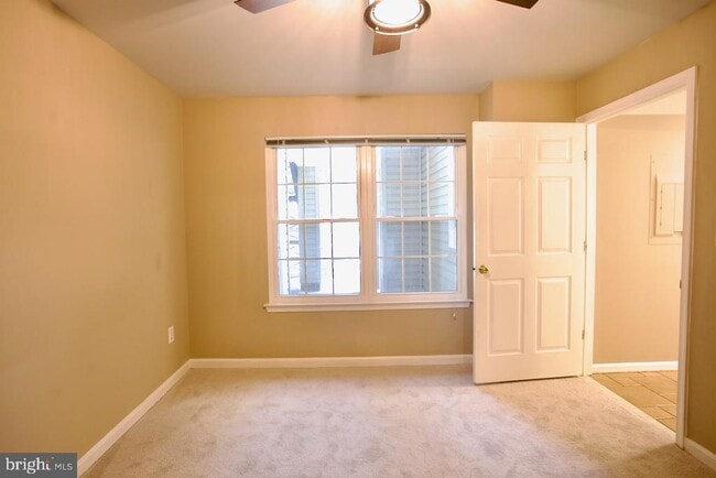 Building Photo - 913 Hillside Lake Terrace