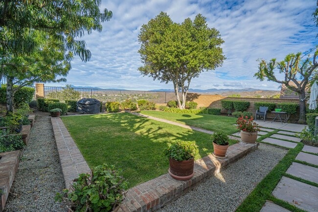 Building Photo - Stunning 4-Bedroom Home with Downstairs Bed/Bath, Views, and Remodeled Kitchen!