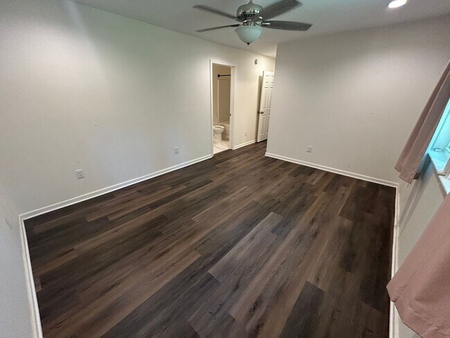 Building Photo - Charming 3 bedroom home located in the heart of Hampstead!