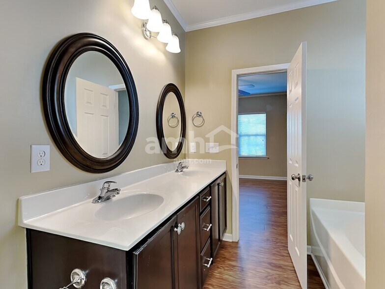 Building Photo - 1624 Fern Hollow Trl