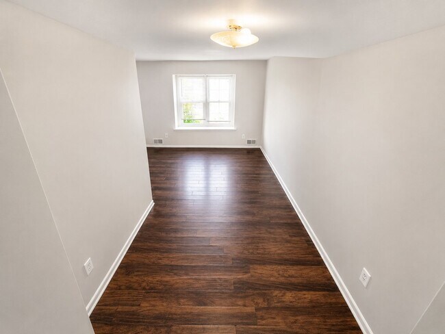 Building Photo - 164 Woodlake Manor Dr