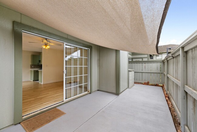 Building Photo - Pet Friendly - 2 bed /1 bath covered parki...