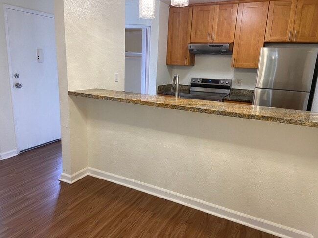 Building Photo - Townhouse Condo 2 BD / 1.5 BA