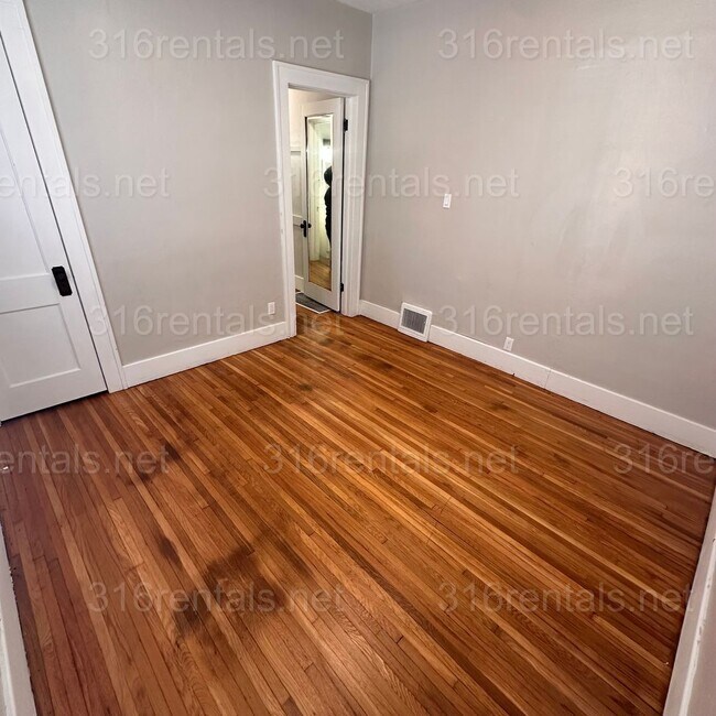 Building Photo - $1195 - 3 bedroom / 1 bathroom - Single Family Home