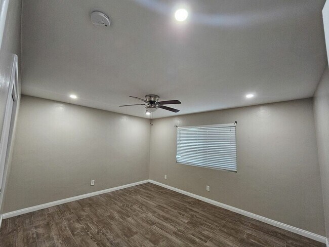 Building Photo - SW-Bakersfield 3 bedrooms 2 baths house