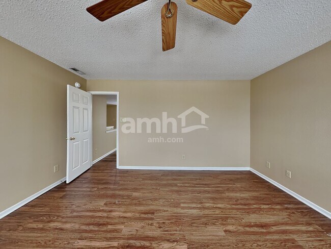 Building Photo - 5862 N Quincy Dr