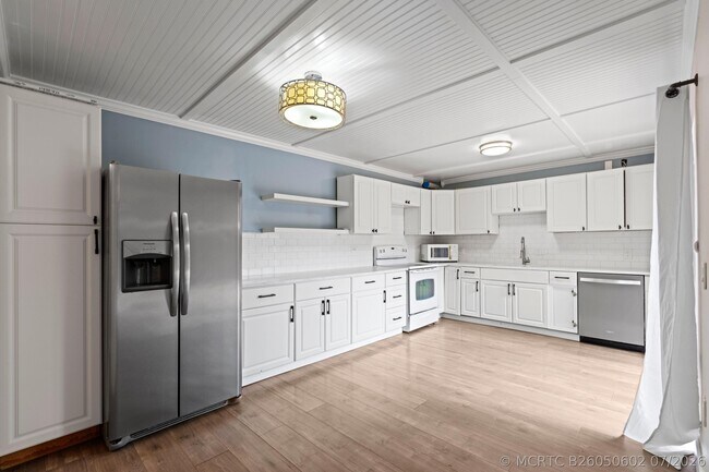 Building Photo - 1405 14th Ln