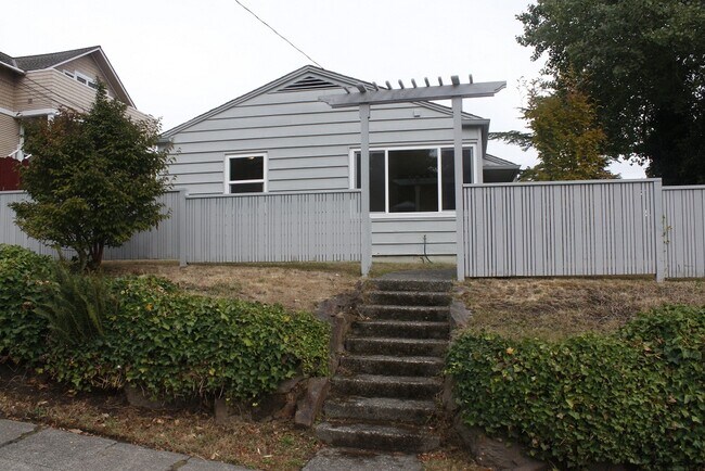 Building Photo - 3706-3710 Sunnyside Ave N
