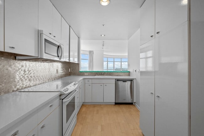 Building Photo - Light Filled 2 Bed, 2 Bath South Beach Por...