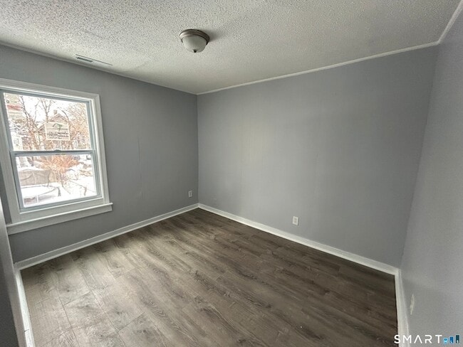 Building Photo - 18 Wilson St