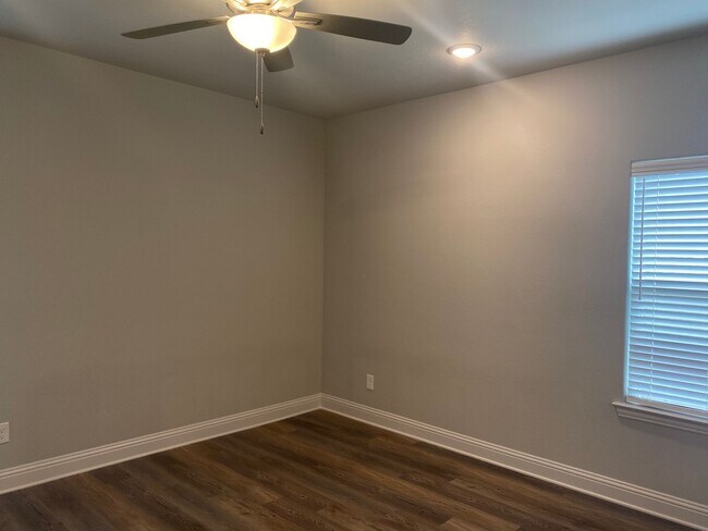 Building Photo - 3/2/2 New Construction Near Sherman High S...