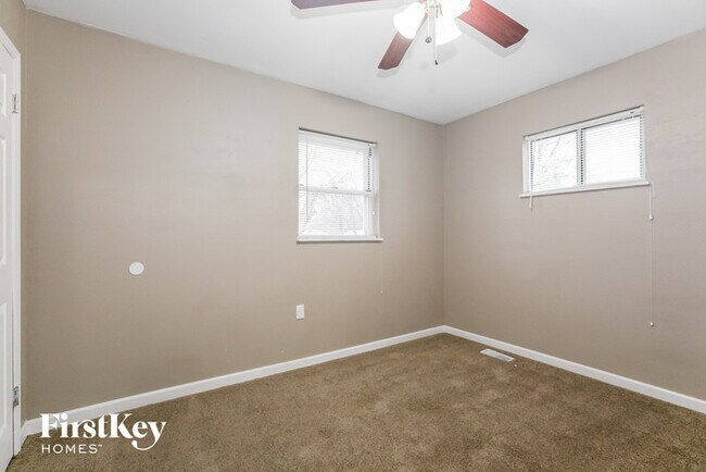 Building Photo - 2 NE Ferrell Ln