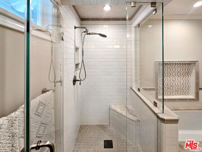 Building Photo - 3690 Crownridge Dr