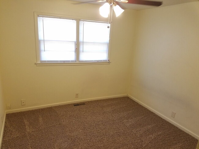 Building Photo - Beautiful Home Super Close to Tech!