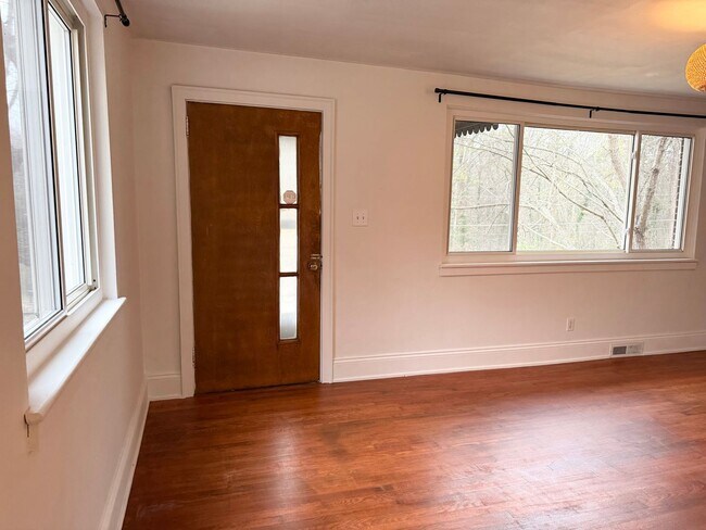 Building Photo - Beautiful Brick Home in Prime Hickory Location – Spacious Layout & Hardwood Floors!