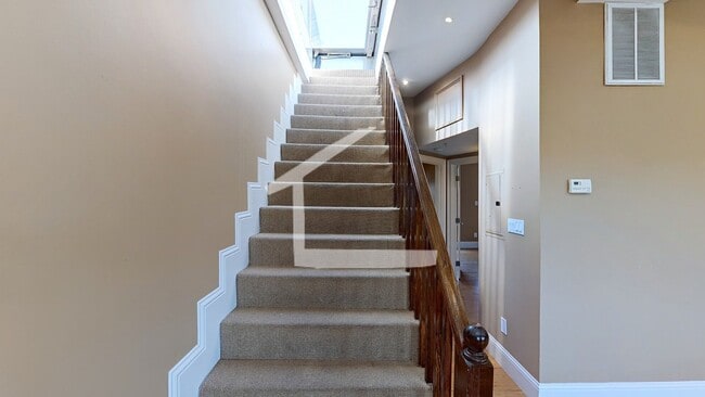 Building Photo - TOP FLOOR 2 BED 2 FLOORS + Private Rooftop Deck!!! Available 9/1/26