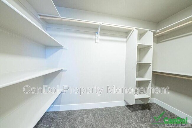 Building Photo - 3005 Sunburst Dr