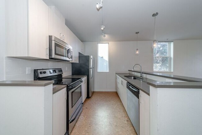Building Photo - Chic 2BR/1.5BA Townhome Apartment in North...