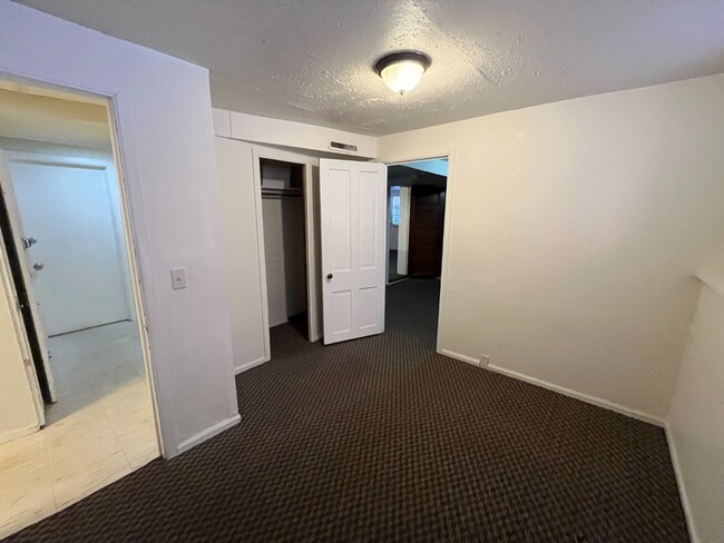 Building Photo - Charming 2 Bed, 1 Bath Lower Level Unit wi...