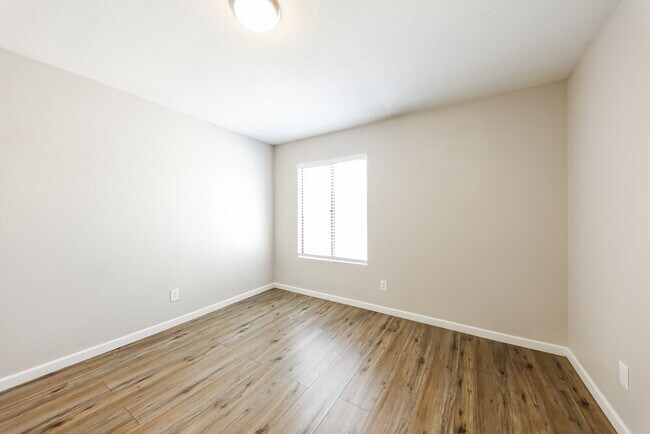 Building Photo - 6630 W Poinsettia Dr