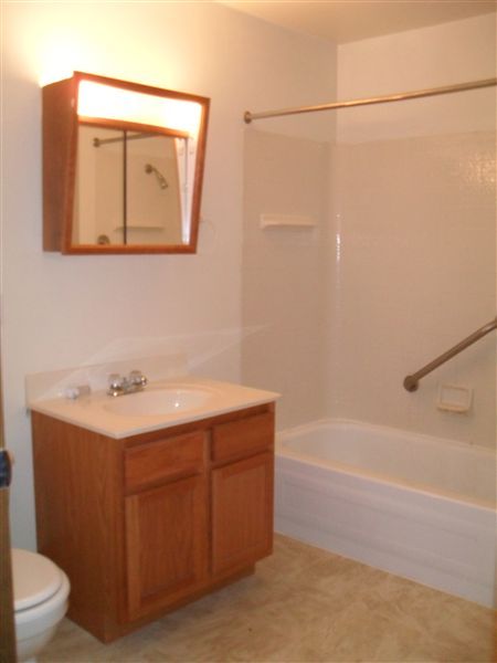 Building Photo - 2 br, 1 bath Apartment - North Scott Villa