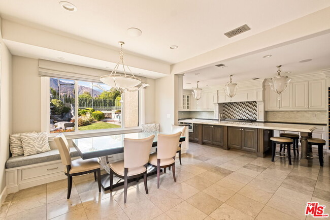 Building Photo - 1047 E Pomello Dr