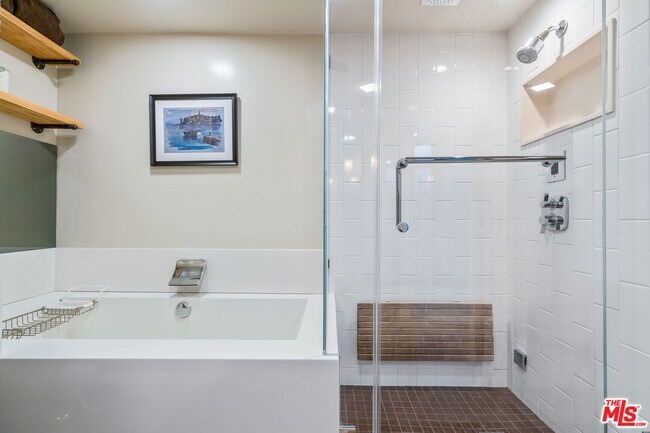 Building Photo - 723 Westmount Dr