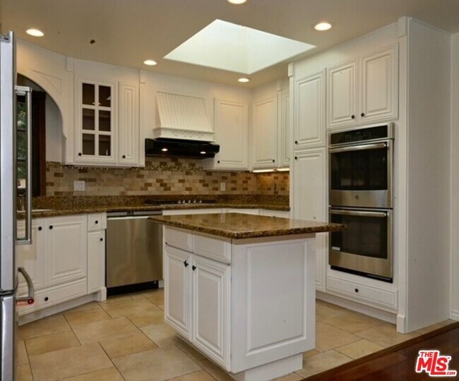 Building Photo - 4224 Beethoven St