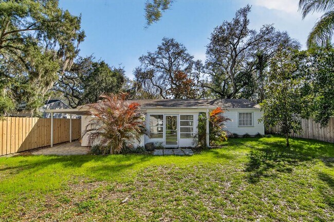 Building Photo - 815 W Lowry Ln