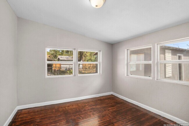 Building Photo - Well-Maintained 3-Bedroom Home – Ideal for Students & Professionals!