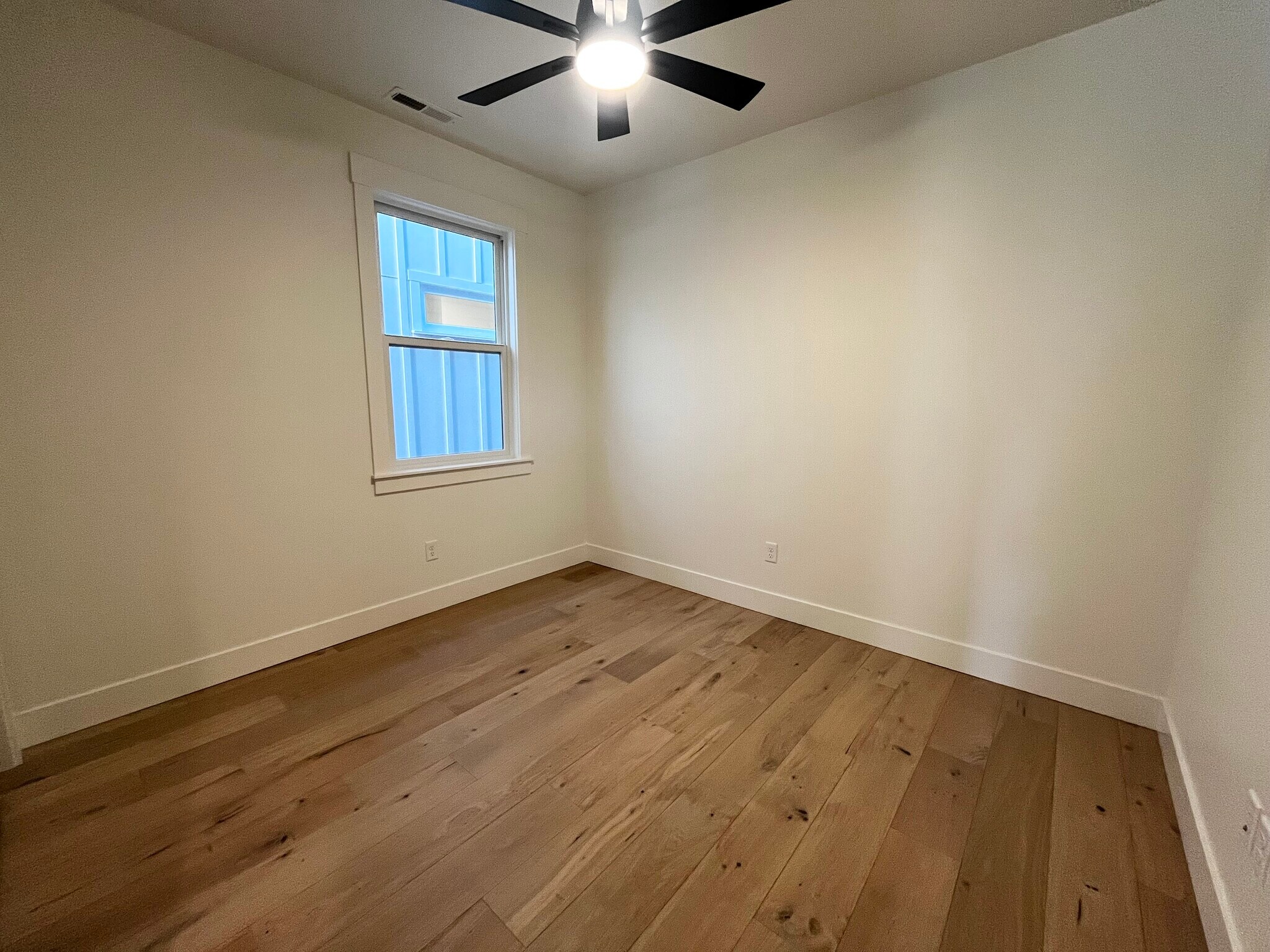 Building Photo - 626 E Krall St