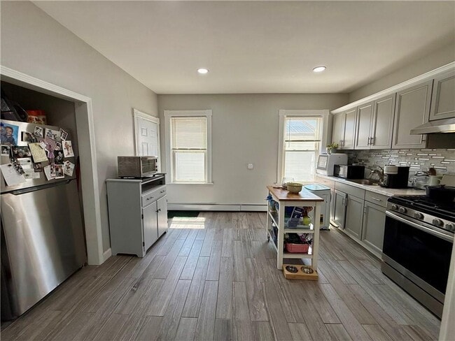 Building Photo - 57 Robin St