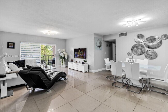 Building Photo - 13715 Kendale Lakes Cir