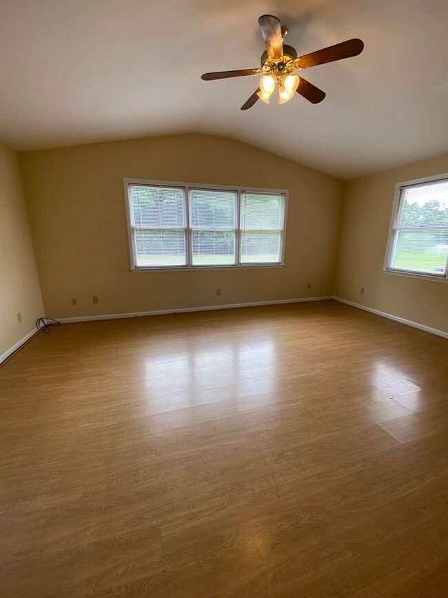 Building Photo - AVAILABLE FEBRUARY 1 2026!