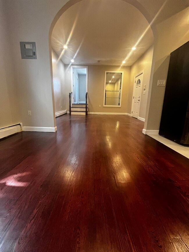 Building Photo - 633 37th St