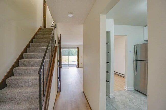 Building Photo - THREE BEDROOM TOWN HOME WITH GARAGE IN HAZEL DELL