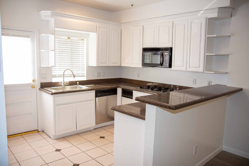 Building Photo - 627 N Sweetzer Ave