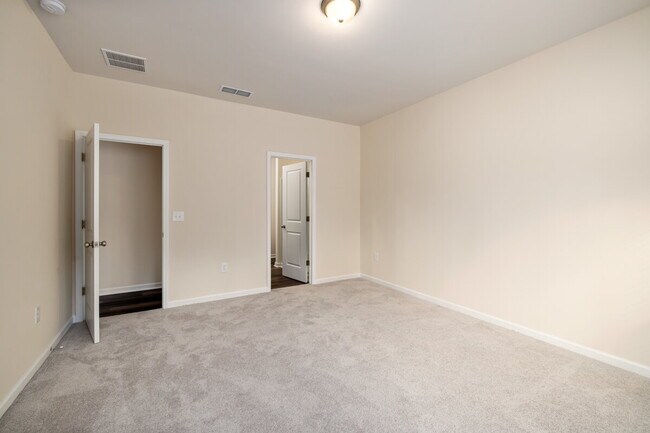 Building Photo - Available on July 10! One level ranch house with 4 bedroom in Raleigh