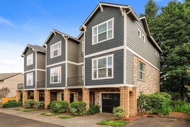 Building Photo - End unit 3BD 2.5BA + Loft +  Tri Level Townhouse w/Garage + AC + Balcony + Washer/Dryer