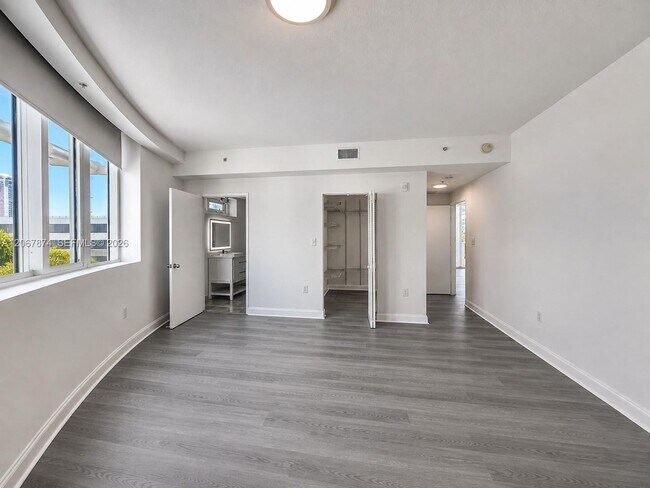 Building Photo - 6580 Indian Creek Dr
