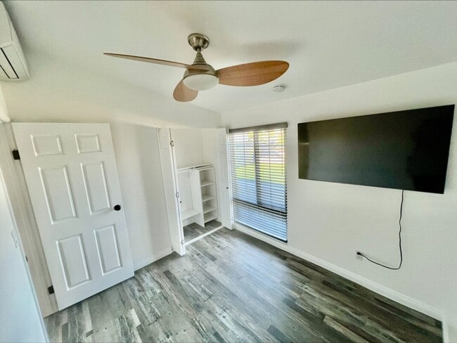 Building Photo - Welcome to this charming 3 bedroom, 2 bath...