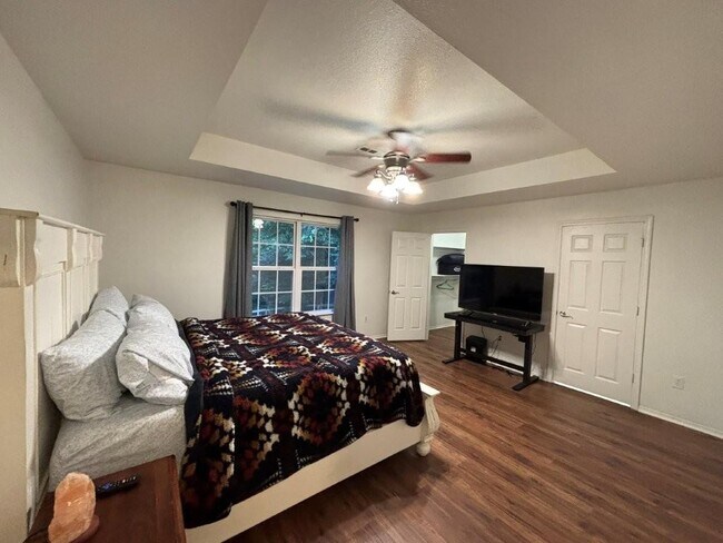 Building Photo - 6 Hart Ln