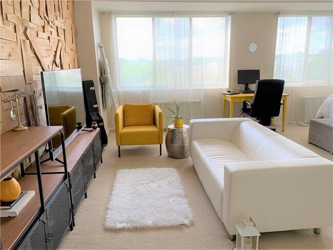 Building Photo - 10401 Grosvenor Pl