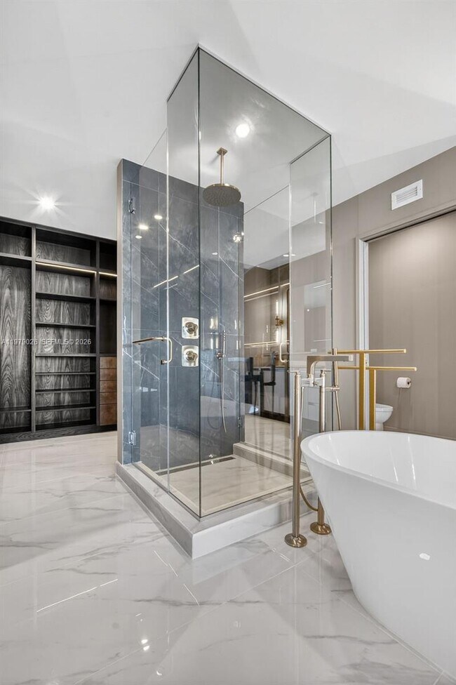 Building Photo - 700 NE 24th St