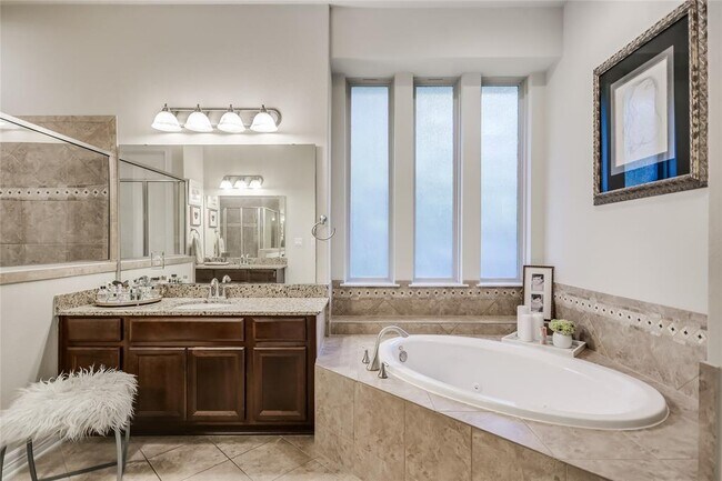 Building Photo - 223 Lake Como Dr