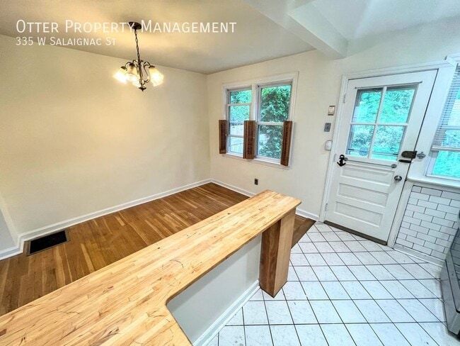 Building Photo - 335 Salaignac St