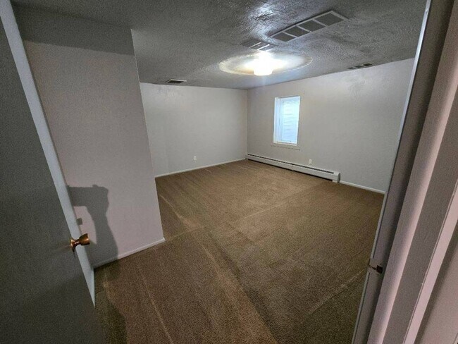 Building Photo - For Rent: 1 Bed / 1 Bath Basement Apartmen...