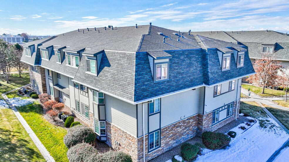 Building Photo - Pinewood Lodge